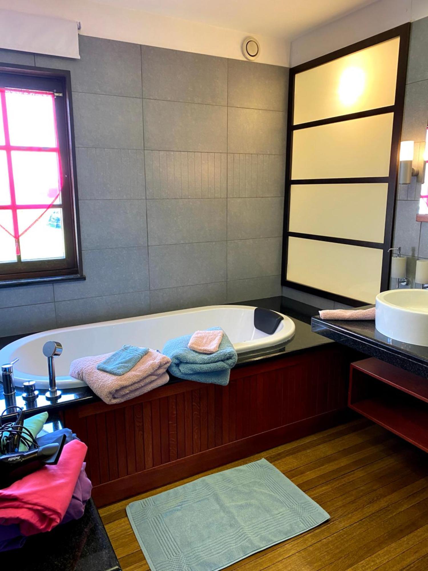 Le Chateau De Frankie Spas-Saunas Grand-Reng Ngoại thất bức ảnh